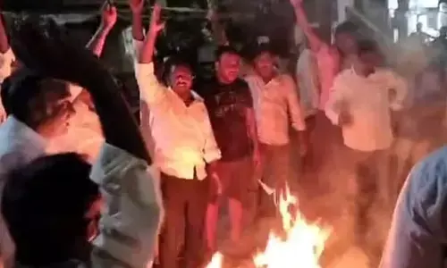 అన్నదమ్ముల మధ్య చిచ్చుపెట్టిన టీడీపీ.. చంద్రబాబు ఫ్లెక్సీలపై చెప్పులతో దాడి