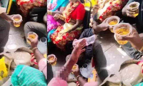 బస్సెక్కి.. చుక్కేసి.. ఎంజాయ్..! మేడారం జాతర బస్సుల్లో వీడియో వైరల్
