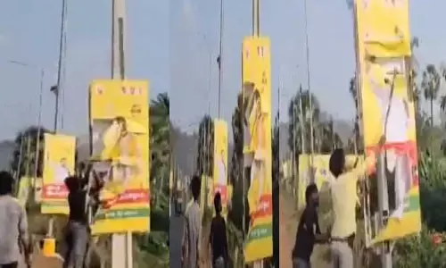 Breaking: ఆంధ్రాలో ఆగని ఫ్లెక్సీ వార్.. ఆ పార్టీ హోర్డింగులు ధ్వంసం..