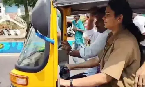 ఎన్నికల సిత్రాలు! ఆటో డైవర్‌గా మారిన మంత్రి!