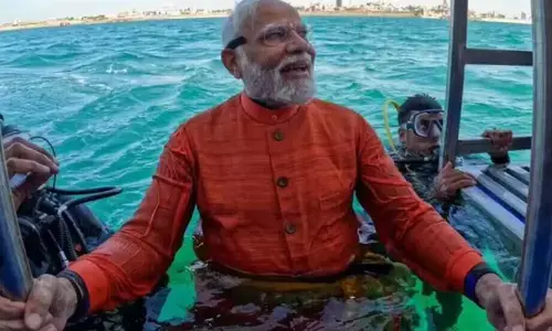 అరేబియా సముద్రంలో ప్రధాని మోడీ డైవింగ్