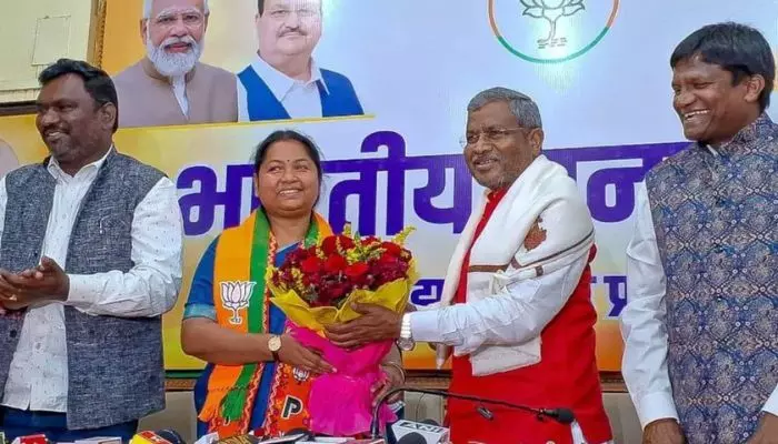 బీజేపీలోకి మాజీ సీఎం మధు కోడా భార్య గీతా కోడా బీజేపీలోకి మాజీ సీఎం మధు కోడా భార్య గీతా కోడా