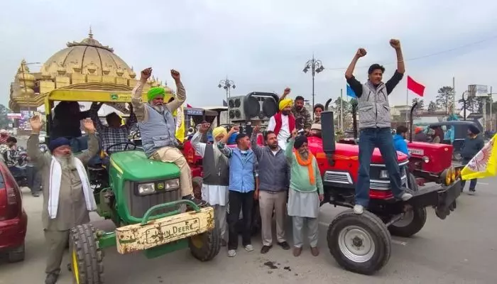 ట్రాక్టర్ మార్చ్తో హైవేలపై హోరెత్తించిన రైతులు ట్రాక్టర్ మార్చ్తో హైవేలపై హోరెత్తించిన రైతులు