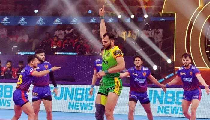 సెమీస్లోకి పాట్నా పైరేట్స్.. ఢిల్లీపై ఉత్కంఠకర విజయం సెమీస్లోకి పాట్నా పైరేట్స్.. ఢిల్లీపై ఉత్కంఠకర విజయం