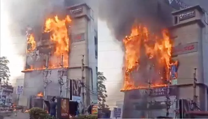 BREAKING: బైజూస్ విద్యా సంస్థలో భారీ అగ్ని ప్రమాదం.. ఎగసిపడుతోన్న మంటలు BREAKING: బైజూస్ విద్యా సంస్థలో భారీ అగ్ని ప్రమాదం.. ఎగసిపడుతోన్న మంటలు