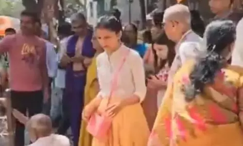 సాదా సీదాగా బ్రిటన్ ప్రథమ మహిళ: ఫ్యామిలీతో కలిసి బెంగళూరులో ప్రత్యక్షం