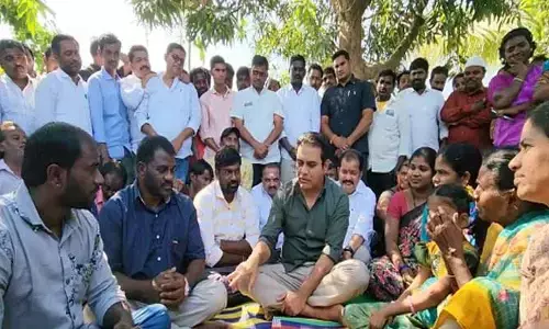 దుబాయ్ జైలు నుంచి విడుదలైన బాధితులకు కేటీఆర్ పరామర్శ