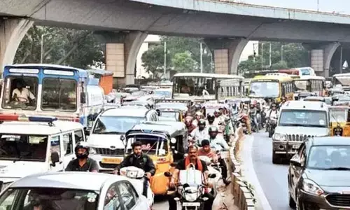 BREAKING: చింతలకుంటలో విద్యుత్ స్తంభాన్ని ఢీకొట్టిన కారు.. హైదారాబాద్ -విజయవాడ హైవేపై భారీగా ట్రాఫిక్ జాం