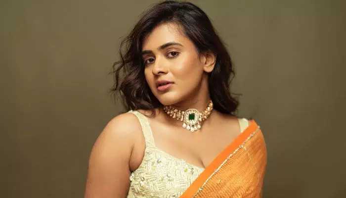 చీరకట్టులో గ్లామర్ ట్రీట్ ఇచ్చిన హెబ్బా పటేల్.. కుర్రాళ్ళు పడిచచ్చేది అందుకేనేమో! చీరకట్టులో గ్లామర్ ట్రీట్ ఇచ్చిన హెబ్బా పటేల్.. కుర్రాళ్ళు పడిచచ్చేది అందుకేనేమో!