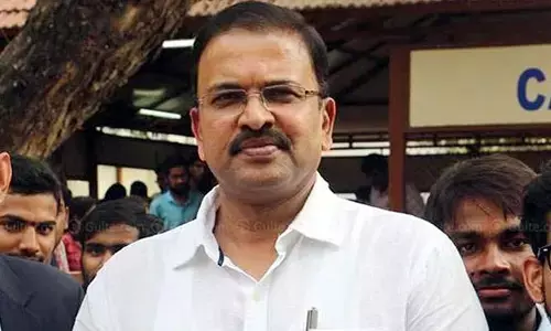 మంగళగిరి పోలీస్ స్టేషన్ వద్ద జేడీ లక్ష్మీనారాయణ గాంధీగిరి (మీరే చూడండి..)