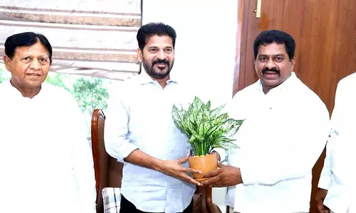 కాంగ్రెస్ లో చేరిన రాష్ట్ర మార్క్​ఫెడ్ చైర్మన్