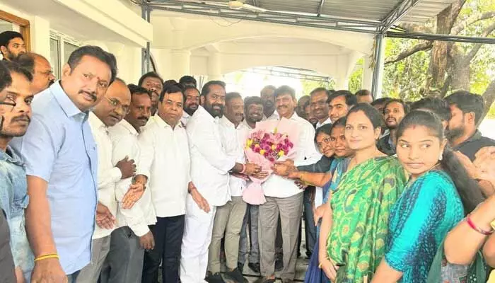 వీఆర్వోలను రెవెన్యూలోకి తీసుకోండి.. మంత్రి పొంగులేటికి రిక్వెస్ట్ వీఆర్వోలను రెవెన్యూలోకి తీసుకోండి.. మంత్రి పొంగులేటికి రిక్వెస్ట్