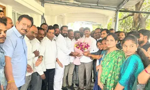 వీఆర్వోలను రెవెన్యూలోకి తీసుకోండి.. మంత్రి పొంగులేటికి రిక్వెస్ట్