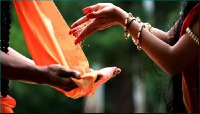 హోలీ రోజు పొరపాటున కూడా ఈ వస్తువులను దానం చేయకండి.. హోలీ రోజు పొరపాటున కూడా ఈ వస్తువులను దానం చేయకండి..