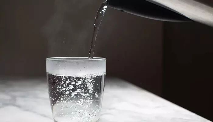 Drinking warm water : ఉదయాన్నే గోరు వెచ్చటి నీరు తాగడం వలన ఎన్ని లాభాలో తెలుసా? Drinking warm water : ఉదయాన్నే గోరు వెచ్చటి నీరు తాగడం వలన ఎన్ని లాభాలో తెలుసా?