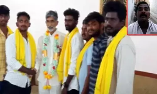 వైసీపీని వీడిన కుమారులు.. తండ్రికి షాక్ ఇచ్చిన వాలంటీర్