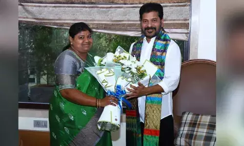 సీఎంను కలిసిన బీజేపీ రాష్ట్ర జనరల్ సెక్రటరీ బంగారు శృతి