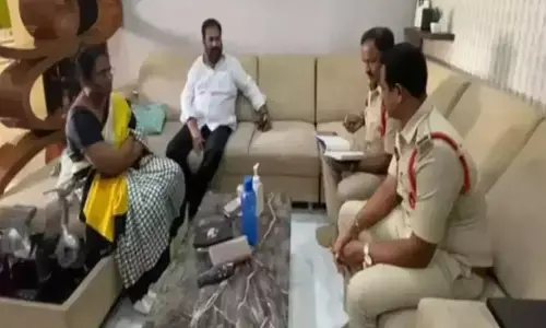టీడీపీ నేతల నివాసాల్లో పోలీసుల సోదాలు!