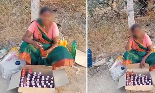 పుట్నాల గంప కాదు.. నడిరోడ్డుమీద లిక్కర్ బాటిళ్ల విక్రయాలు (వీడియో)