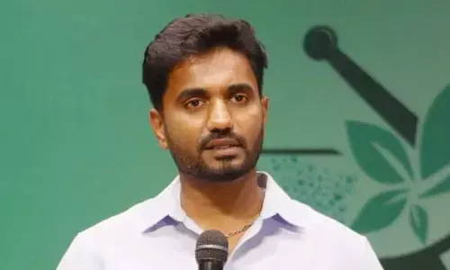 మాజీ ఎమ్మెల్సీకి చెప్పు చూపించిన అధికార పార్టీ ఎంపీ