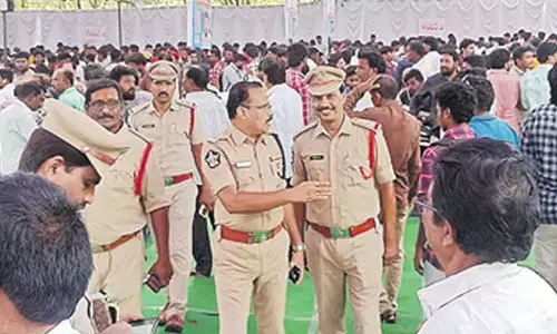 అధికారాన్ని ప్రదర్శించిన వైసీపీ అభ్యర్థి..ఇబ్బందిపడిన విద్యార్థులు