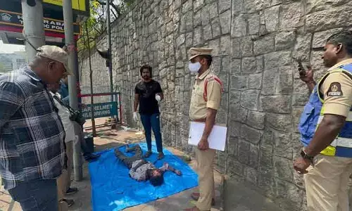 ట్రాఫిక్ బూత్ బాక్స్ లో డెడ్ బాడీ కలకలం