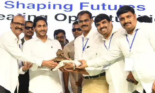 జగన్మోహన్ రెడ్డికి రాజశేఖర్ రెడ్డి ప్రతిమ బహుకరణ