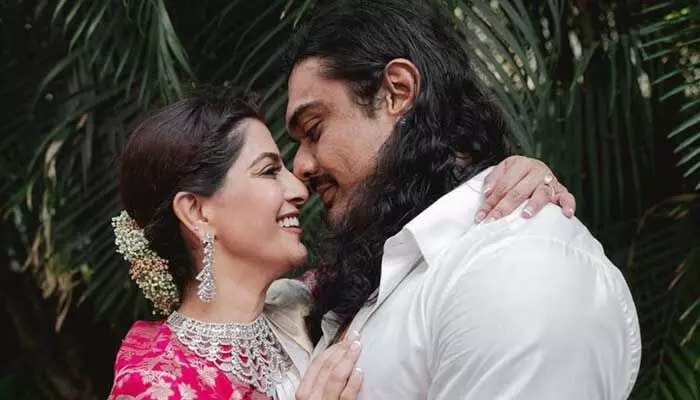 ఎంగేజ్మెంట్లోనే రెచ్చిపోయిన వరలక్ష్మీ శరత్ కుమార్.. అందరి ముందే అలా చేస్తూ (వీడియో) ఎంగేజ్మెంట్లోనే రెచ్చిపోయిన వరలక్ష్మీ శరత్ కుమార్.. అందరి ముందే అలా చేస్తూ (వీడియో)