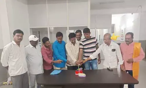 వారెవ్వా ఏం పోలీసులు.. నేరస్థునికి స్టేషన్ లోనే పుట్టిన రోజు వేడుకలు