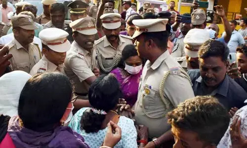 గవర్నర్ తమిళిసైని అడ్డుకున్న గ్రామస్తులు