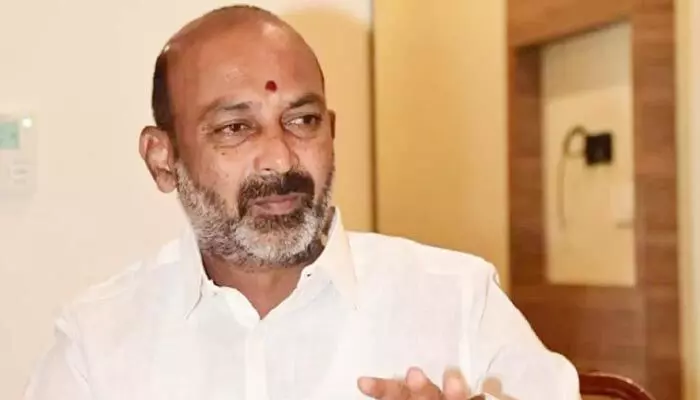 BREAKING: కరీంనగర్కు ఎవరేం చేశారో తేల్చుదాం: ఎంపీ బండి సంజయ్ BREAKING: కరీంనగర్కు ఎవరేం చేశారో తేల్చుదాం: ఎంపీ బండి సంజయ్