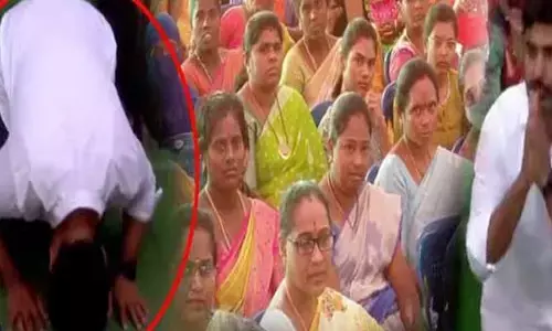 AP Political News: మహిళలకు పాదాభివందనం చేసిన నారా లోకేష్.. ఎందుకంటే..?