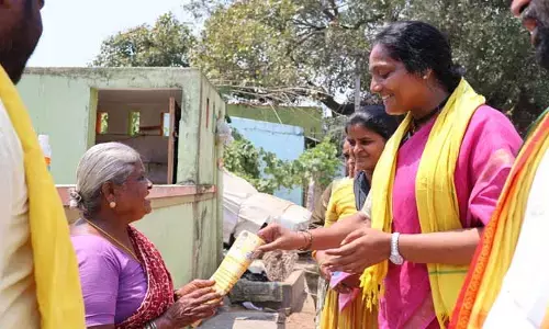 ప్రజలు అభివృద్ధి కోరుకుంటున్నారు..తాయిళాలకు కాలం చెల్లింది:పులివర్తి సుధారెడ్డి