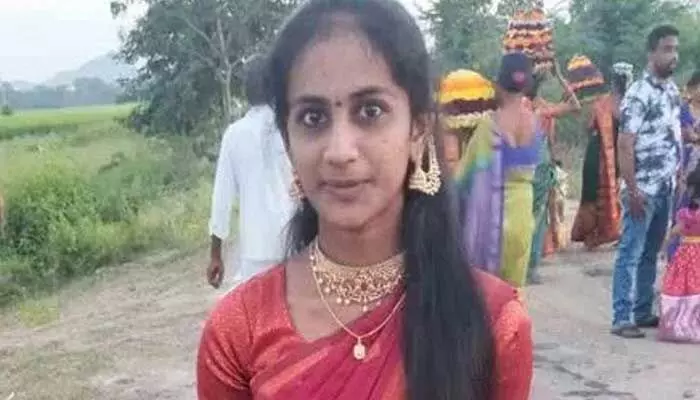 ఇంటర్ విద్యార్థి సూసైడ్ కేసులో బిగ్ ట్విస్ట్.. కన్నీళ్లు తెప్పిస్తోన్న ఫ్రెండ్కు రాసిన లెటర్ ఇంటర్ విద్యార్థి సూసైడ్ కేసులో బిగ్ ట్విస్ట్.. కన్నీళ్లు తెప్పిస్తోన్న ఫ్రెండ్కు రాసిన లెటర్