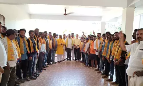 టీడీపీలోకి వలసల జోరు..వైసీపీని వీడిన 100 కుటుంబాలు