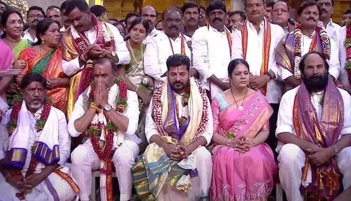 CM హోదాలో తొలిసారి యాదగిరి గుట్టకు రేవంత్ రెడ్డి.. ఘన స్వాగతం పలికిన అధికారులు CM హోదాలో తొలిసారి యాదగిరి గుట్టకు రేవంత్ రెడ్డి.. ఘన స్వాగతం పలికిన అధికారులు