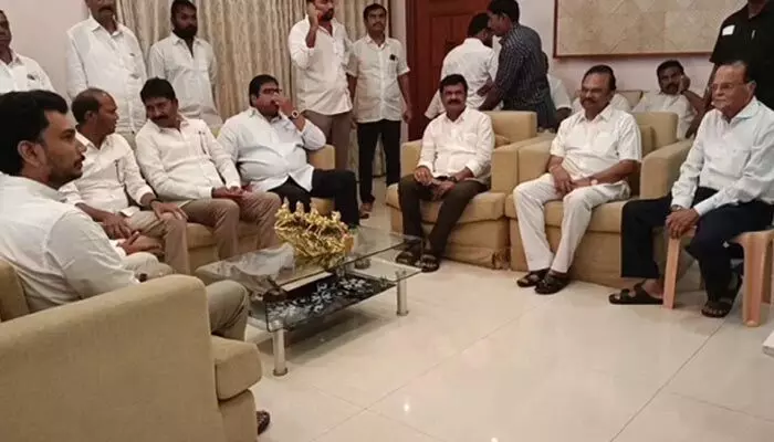 ముహూర్తం బాబు డిసైడ్ చేస్తారు.. ప్రకాశం జిల్లా రాజకీయాల్లో వైసీపీకి అదిరే ట్విస్ట్ ముహూర్తం బాబు డిసైడ్ చేస్తారు.. ప్రకాశం జిల్లా రాజకీయాల్లో వైసీపీకి అదిరే ట్విస్ట్