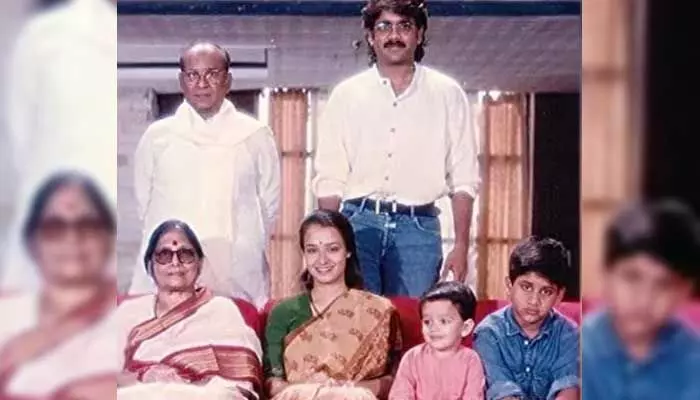 అక్కినేని ఫ్యామిలీ ఫొటో వైరల్.. అఖిల్ ఉన్నంత హ్యాపీగా నాగచైతన్య లేడేంటి! అక్కినేని ఫ్యామిలీ ఫొటో వైరల్.. అఖిల్ ఉన్నంత హ్యాపీగా నాగచైతన్య లేడేంటి!