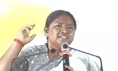 నీ తండ్రి ఎవరి బూట్లు నాకి వచ్చారో చెప్పు.. కేటీఆర్ కు సీతక్క కౌంటర్