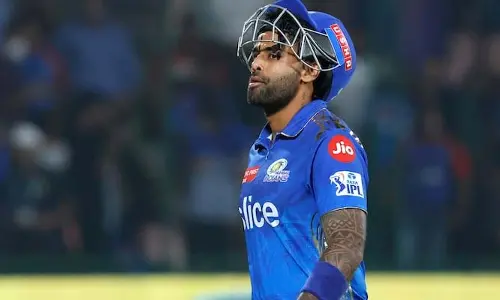 ముంబై ఇండియన్స్‌కు భారీ షాక్.. స్టార్ క్రికెటర్ దూరం?