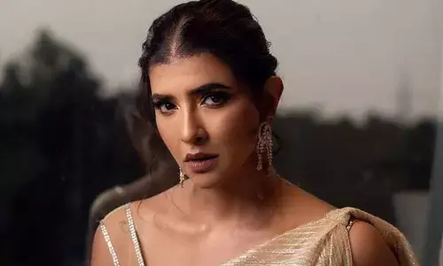 ఆ పార్ట్స్‌ను చూపిస్తూ రెచ్చిపోయిన మంచు లక్ష్మి.. రూ. 50 ఫిగర్ అంటూ పరువు తీసిన నెటిజన్