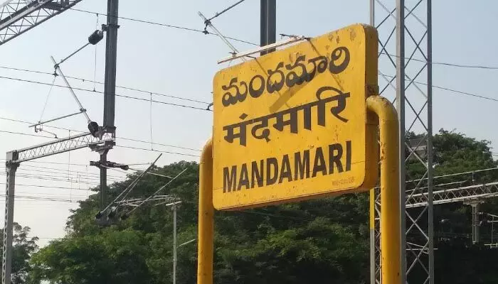 BREAKING: రైల్వే స్టేషన్ సమీపంలో తెగిపడిన విద్యుత్ తీగలు.. రైళ్ల రాకపోకలకు అంతరాయం BREAKING: రైల్వే స్టేషన్ సమీపంలో తెగిపడిన విద్యుత్ తీగలు.. రైళ్ల రాకపోకలకు అంతరాయం