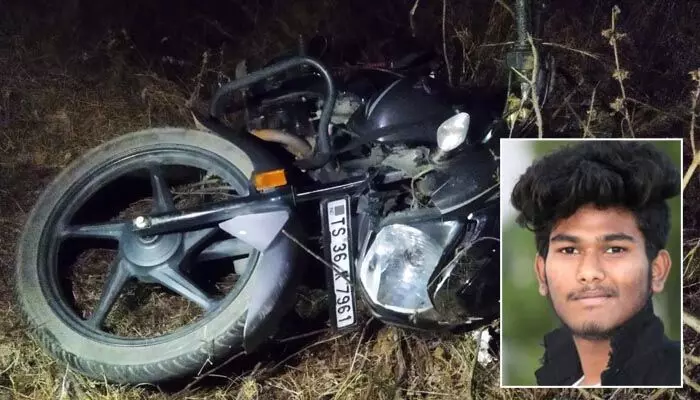 సిద్ధిపేట జిల్లాలో ఘోర రోడ్డు ప్రమాదం.. యువకుడి దుర్మరణం సిద్ధిపేట జిల్లాలో ఘోర రోడ్డు ప్రమాదం.. యువకుడి దుర్మరణం