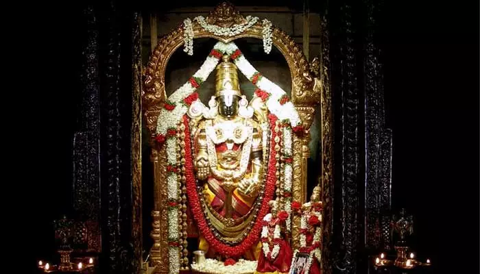 తిరుమల వేంకటేశ్వర స్వామి కళ్లు ఎందుకు మూసి ఉంచుతారు.. దాని వెనుక రహస్యం ఇదేనా.. తిరుమల వేంకటేశ్వర స్వామి కళ్లు ఎందుకు మూసి ఉంచుతారు.. దాని వెనుక రహస్యం ఇదేనా..