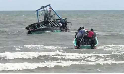 అరేబియా సముద్రంలో విషాదం: పడవ బోల్తా పడి 12 మంది పాక్ జాలర్లు మృతి!