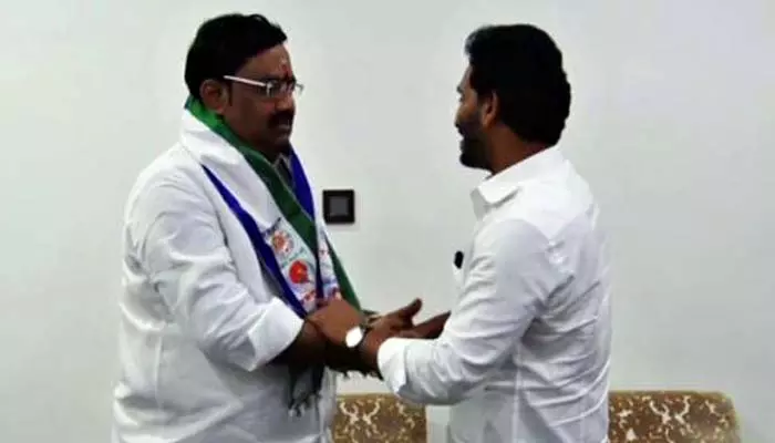 తాడేపల్లిగూడెంలో టీడీపీకి బిగ్ షాక్.. వైసీపీలో చేరిన ఈలి నాని