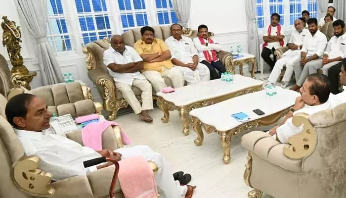 కొంచెం కష్టపడితే గెలుపు మనదే.. ఆ జిల్లా నేతలకు కేసీఆర్ దిశానిర్దేశం కొంచెం కష్టపడితే గెలుపు మనదే.. ఆ జిల్లా నేతలకు కేసీఆర్ దిశానిర్దేశం