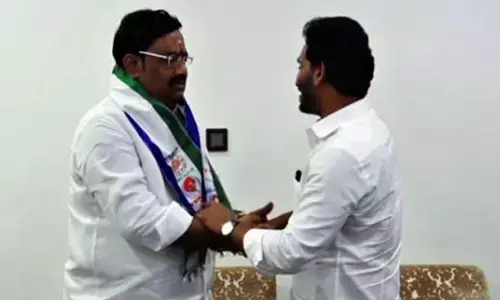 తాడేపల్లిగూడెంలో టీడీపీకి బిగ్ షాక్.. వైసీపీలో చేరిన ఈలి నాని