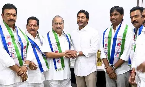 వైసీపీలో చేరిన ముద్రగడ పద్మనాభం.. ఆహ్వానించిన CM జగన్