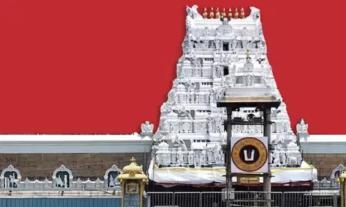 Tirumala Samacharam: కిక్కిరిసిన వైకుంఠం క్యూ కాంప్లెక్స్‌.. ఏకంగా రోడ్ల మీదకు బారులు తీరిన భక్తులు